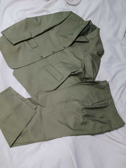 Costum barbatesc imbracat o singura data