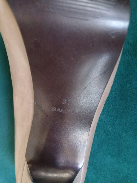 Pantofii GUESS Mărimea 37