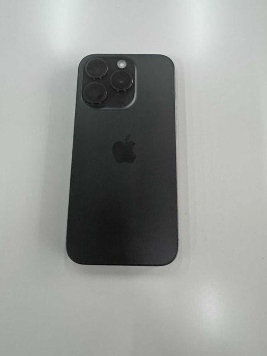 iPhone 15 Pro, Black Titanium, 256GB.