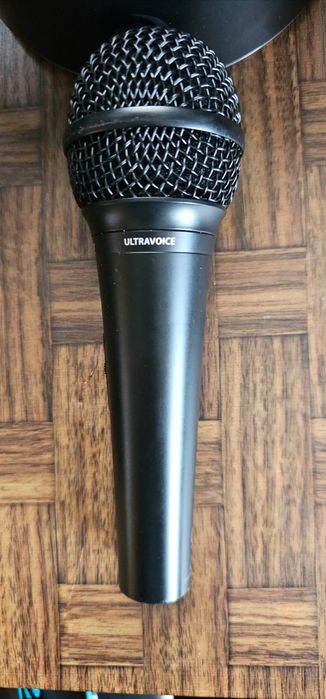 вокални динамични микрофони BEHRINGER Ultravoice XM1800s работи от Гер
