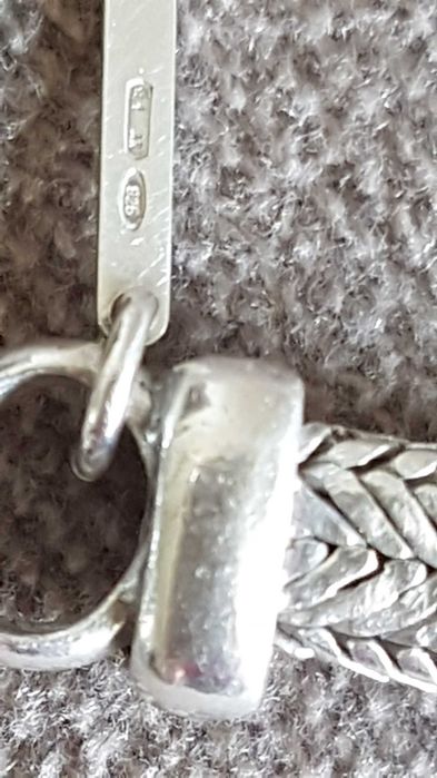 Сребърни пръстени и синджири.