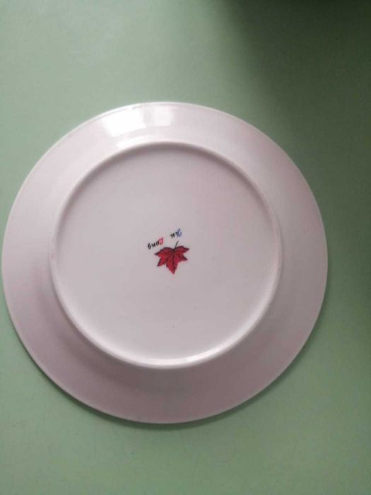 Тарелки белые новые