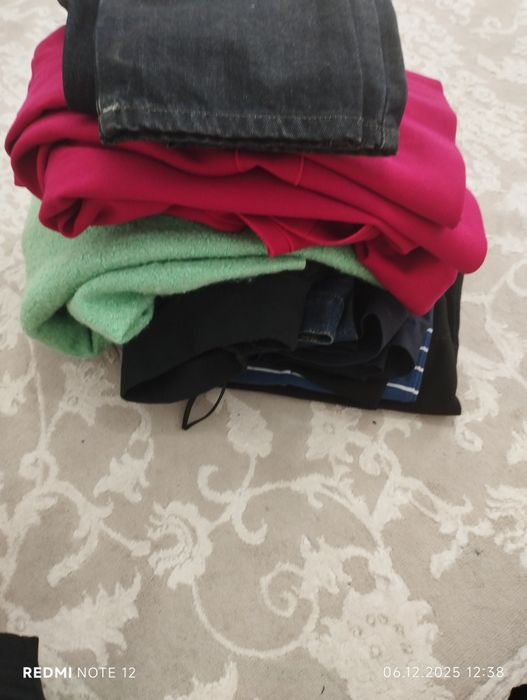 Женские вещи разные и джинсы и кофта юбка, футболки, разные даром