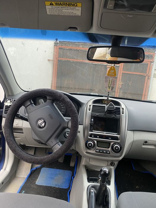 Vand kia cerato an fabricatie 2005 masina functioneaza bine mici defec
