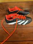 Ghete fotbal copii Adidas Predator 37 si 1/3 teren iarba aproape noi