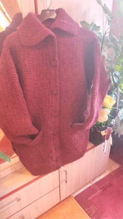Ръчно плетена вълнена жилетка.