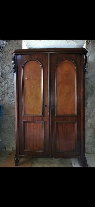 Dulap antic de peste 140 de ani