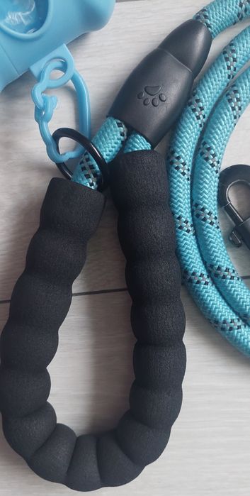 Lesă cu mâner din spumă și accesoriu pentru pungi