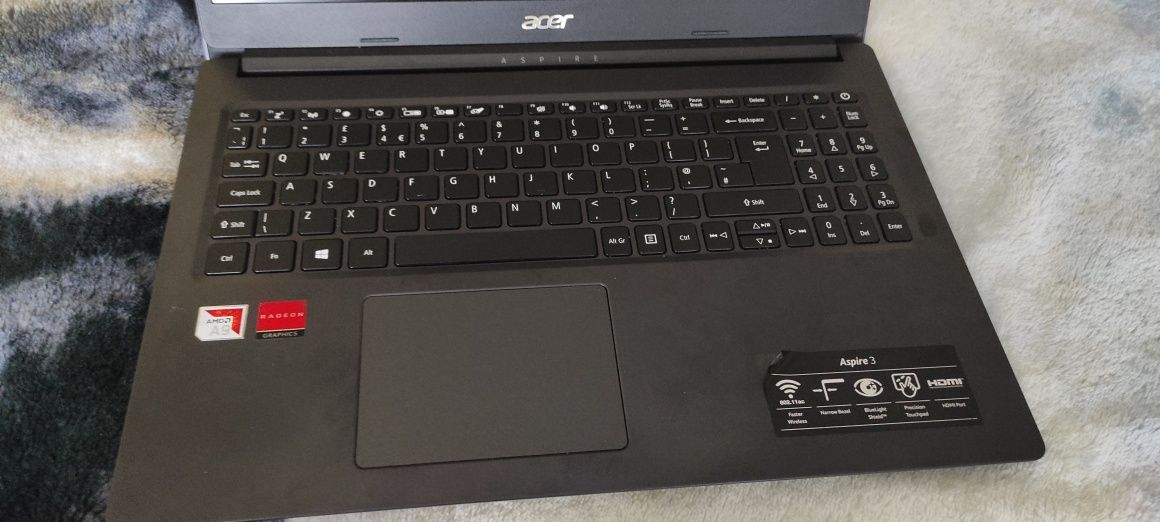 Лаптоп марка Acer, бизнес чанта DELL и универсално зарядно Hama