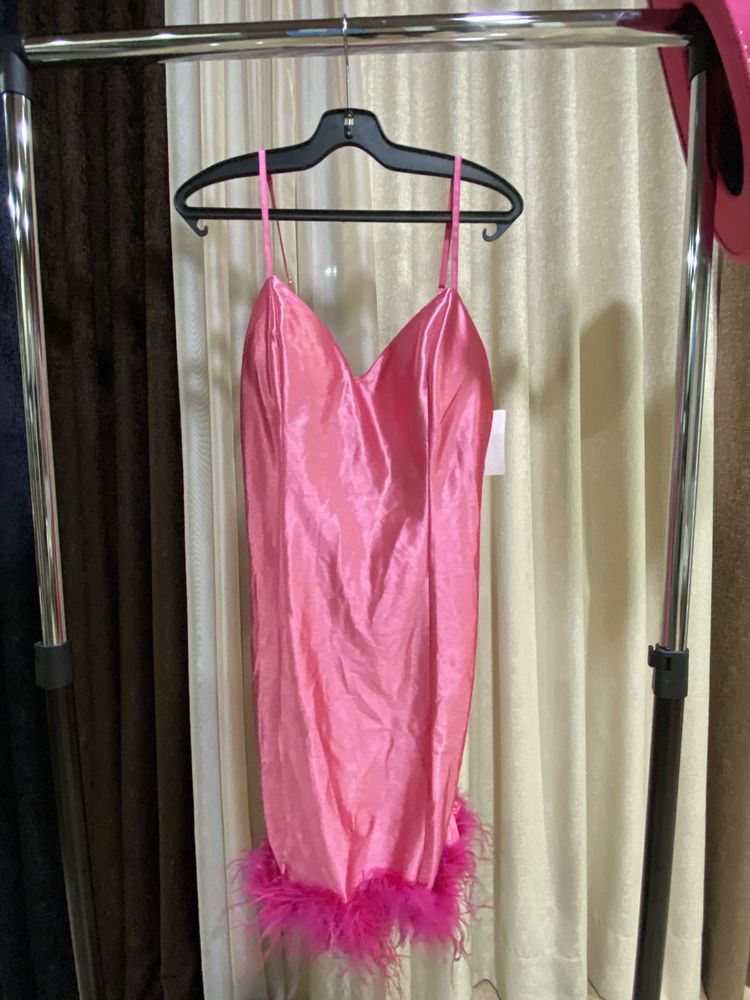 Розова рокля с пера