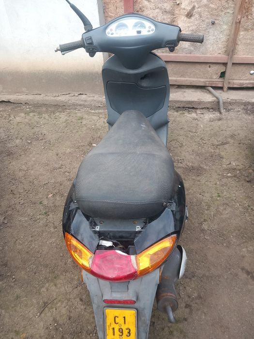 Vand 2 scutere piagio și aprilie 1000 euro buc