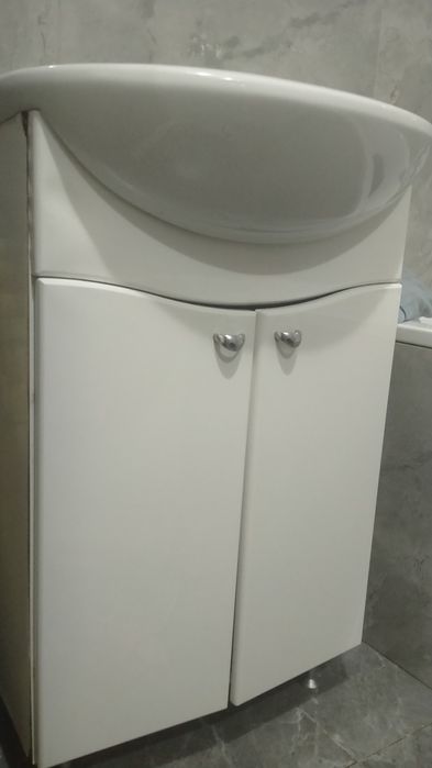 Шкафчик в ванную с раковиной тумбой