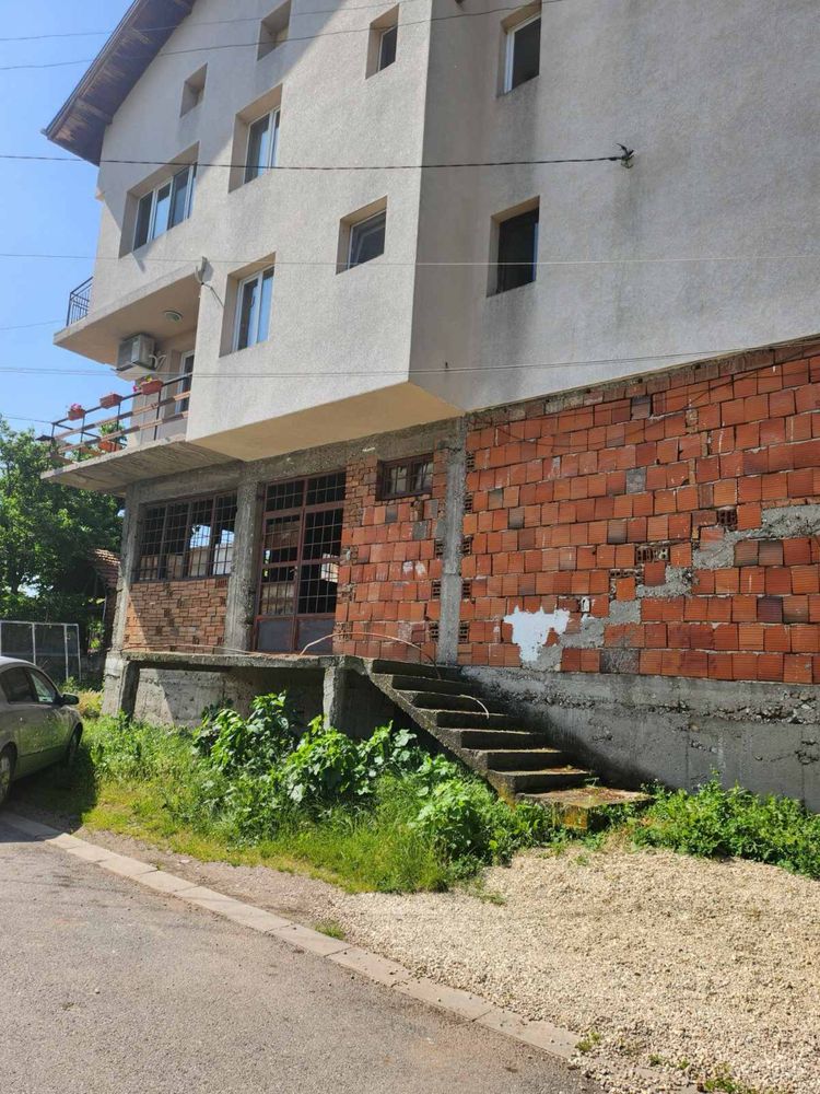 Продава се самостоятелен етаж от къща