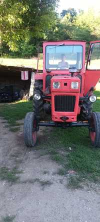 Vând tractor utb650