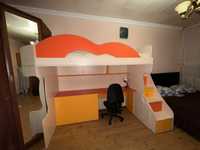 Кровать в детскую комнату для ребенка в комплекте стул и рабочий стол.