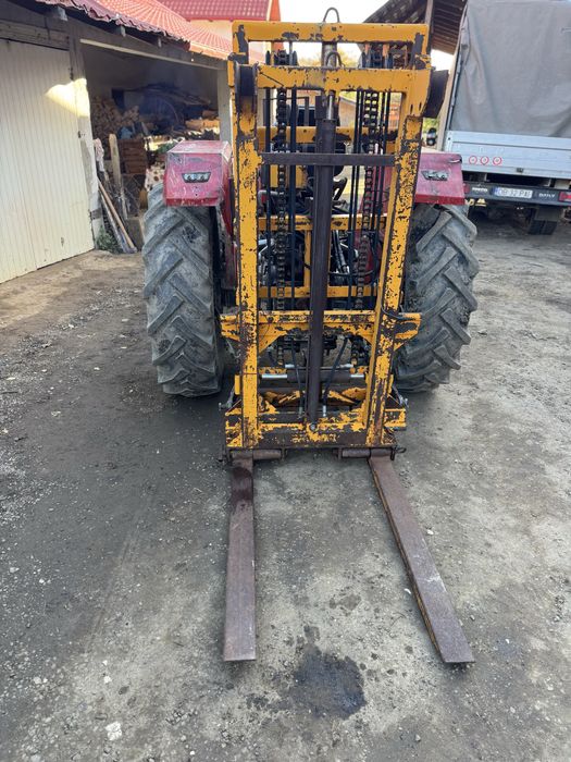 Stivuitor in tirantii tractorului