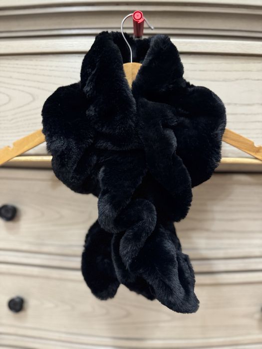 Guler nou, blană sintetică.