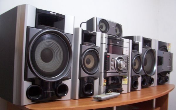 Malaysia sony 10000 watt hamma joyi ishlaydi bass o‘ta kuchli va sifat