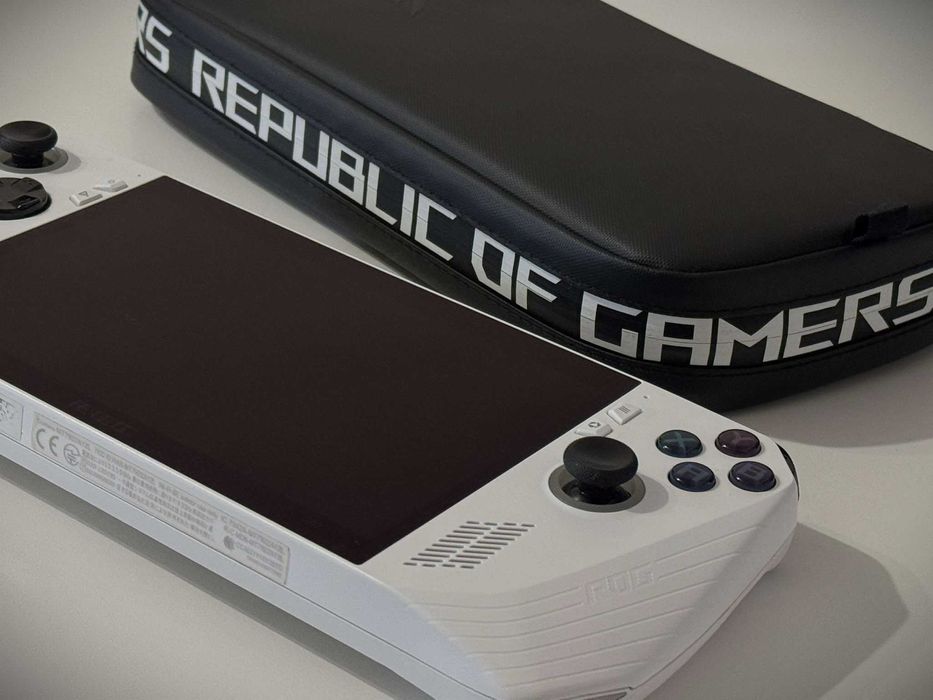 Бартер! Kaто НОВ! ASUS ROG Ally Z1 Extreme + ROG Кейс!