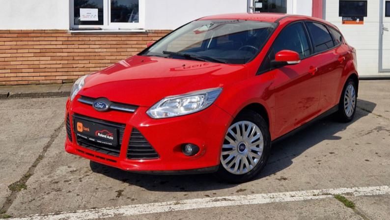 Ford Focus hatchback roșu - benzina