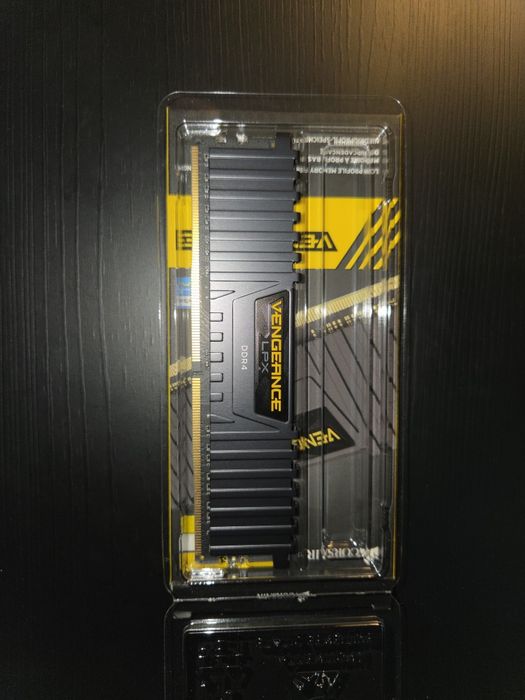 Doua module Corsair Vengeance  8 GB RAM DDR4