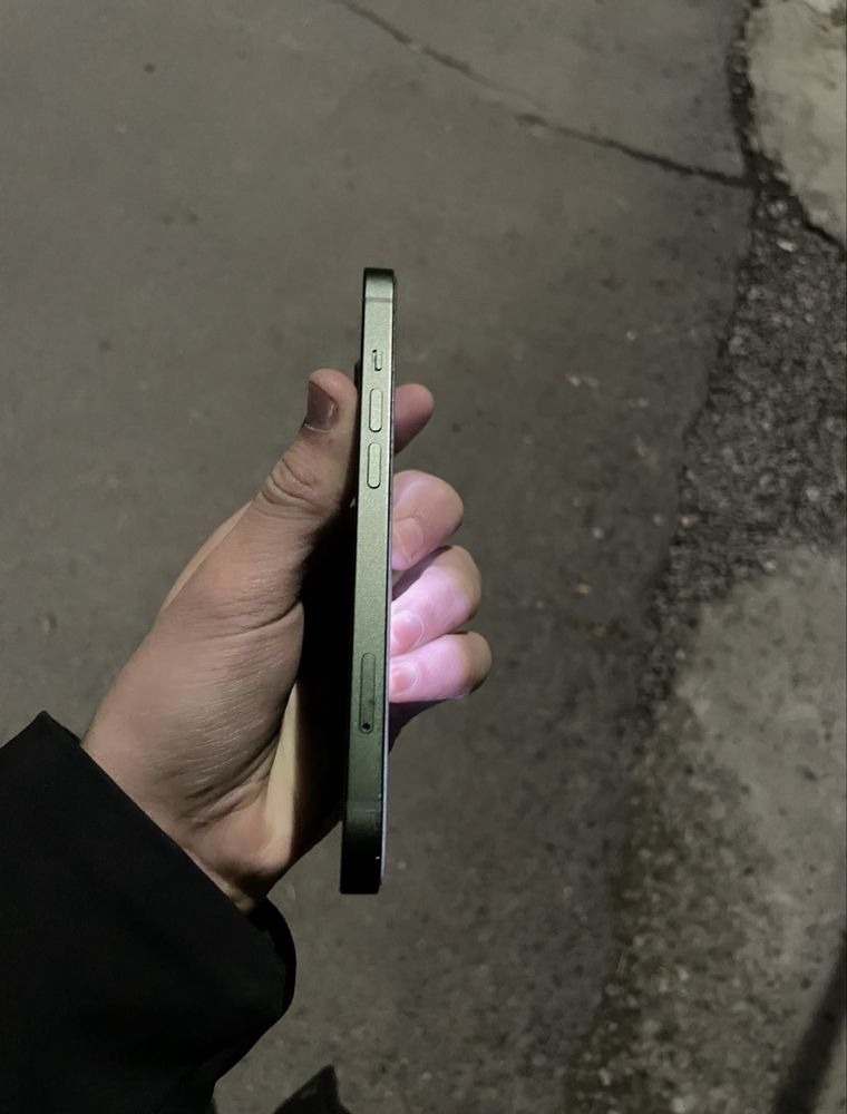 Срочна сотилади Iphone 13