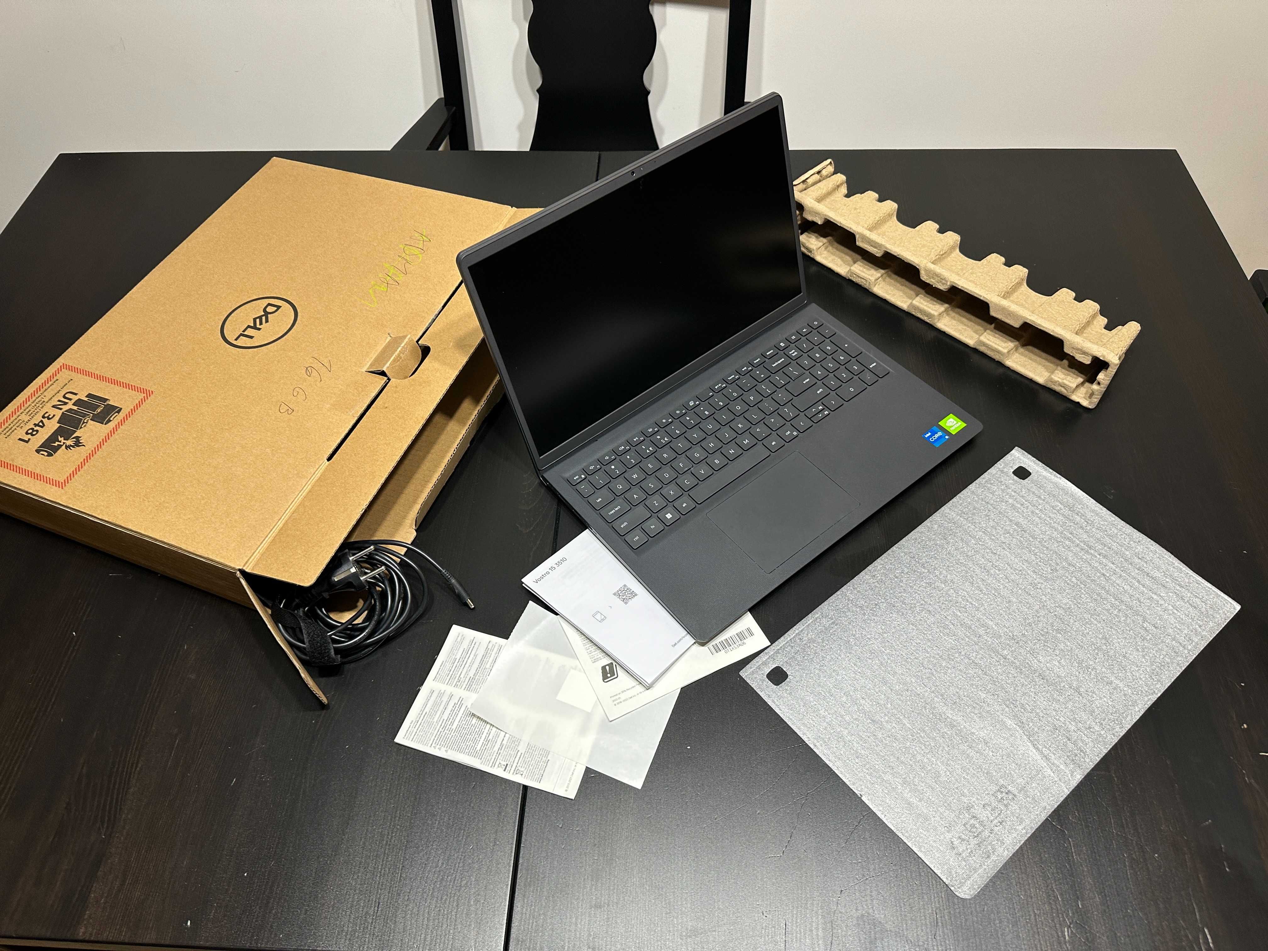 Laptop Dell Vostro 3510, NOU, diagonala 15.6" - OCAZIE