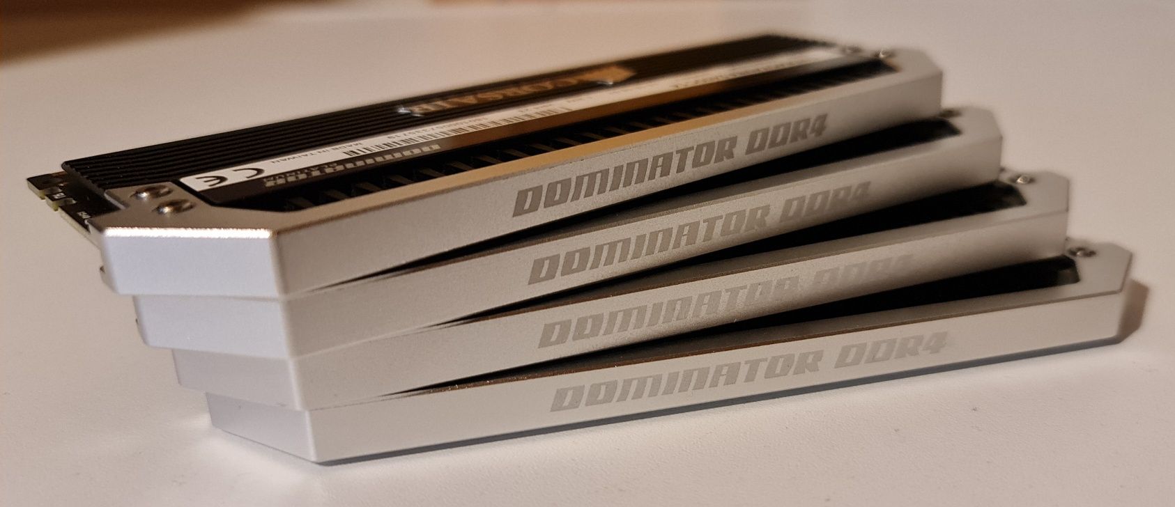 16GB RAM / 32GB RAM DDR4 2400MHz Dominator Platinum