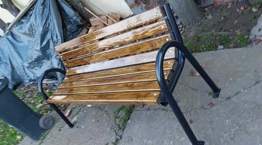 Bănci, coșuri, stații, mobilier urban