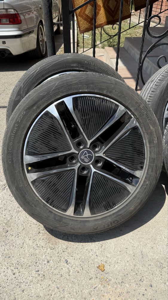 Диски 19” + покрышки 235/50/R19 M+S от BYD HAN