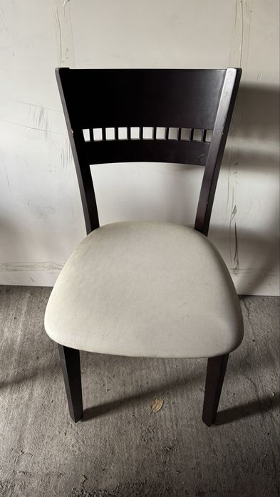 Стул б/у кухонный в количестве 6 штук.