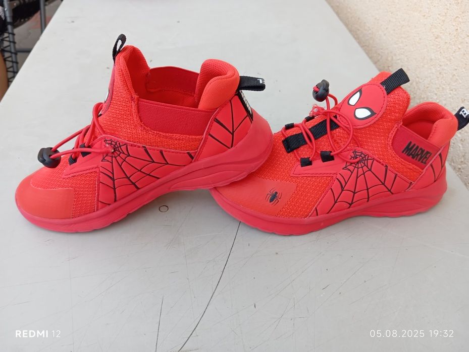 Vând adidași noi !