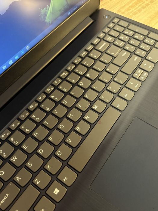 Laptop Lenovo IdeaPad 3 15IML05 cu procesor Intel Pentium Gold