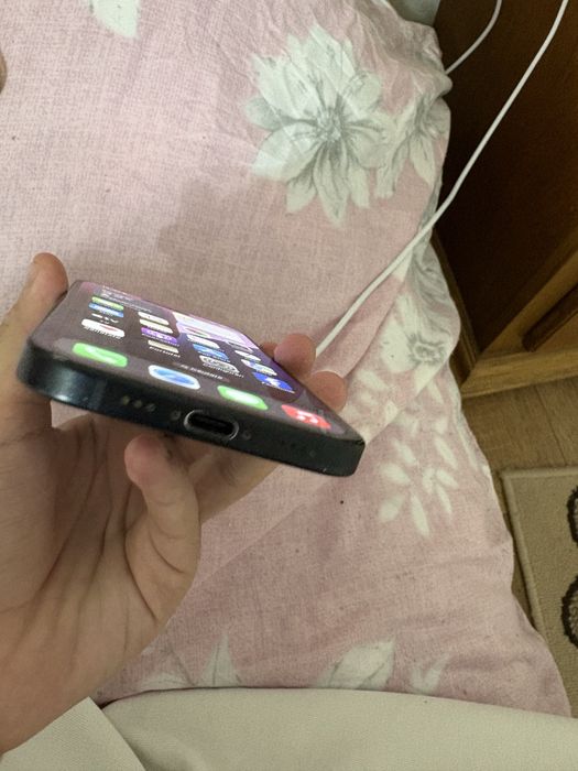 Vand iphone 15 baterie 91 la suta si are o pagta pe ecran