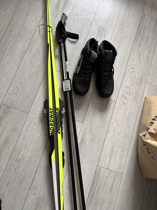 Комплект лыж. Пластиковые.