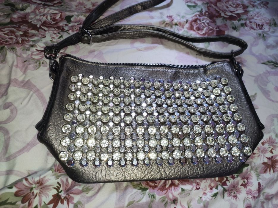 Сумкала енги сотилади хаммасини оганга сувгага 2 та нарса берилади