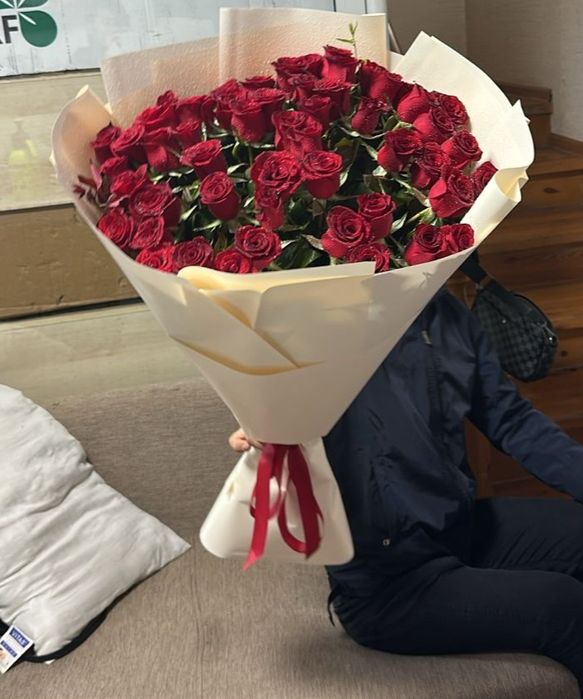 Цветы красные розы по 51штук 
 кустовые розы и есть красные розы