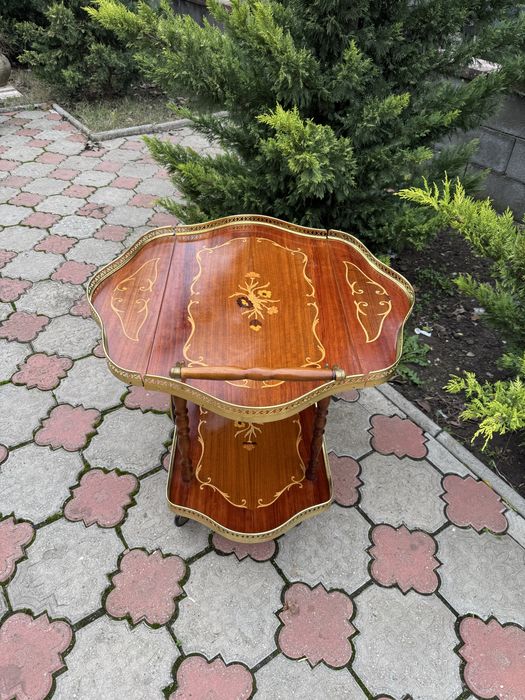 Gheridon deosebit din lemn cu intarsii si elemente alama