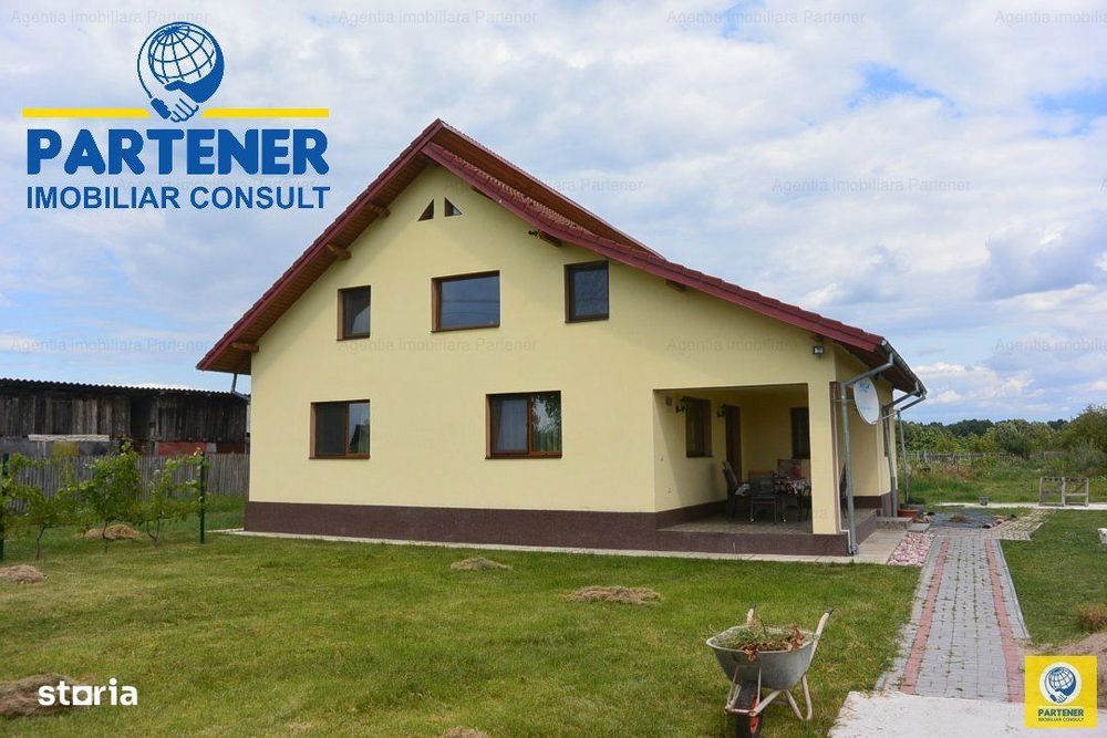 Casa P+E, la 15 km de Poiana Lacului, finisata, mobilata, teren 7500mp