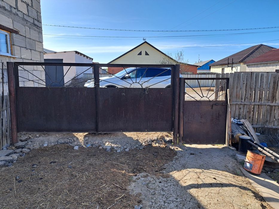 Забор железный мощный.