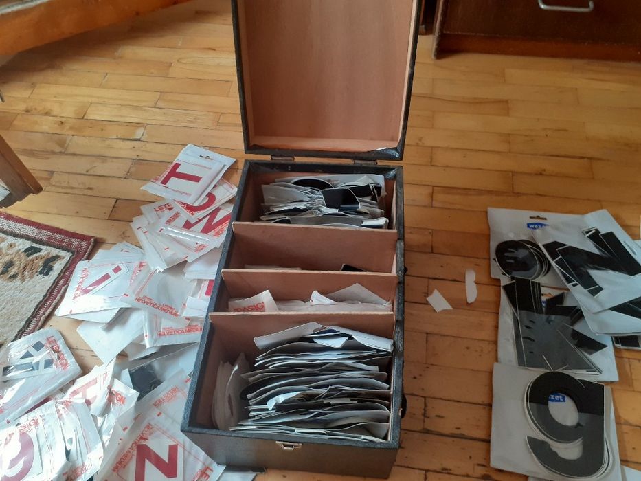 Комплект над 1000 самозалепешти се букви и цифри.