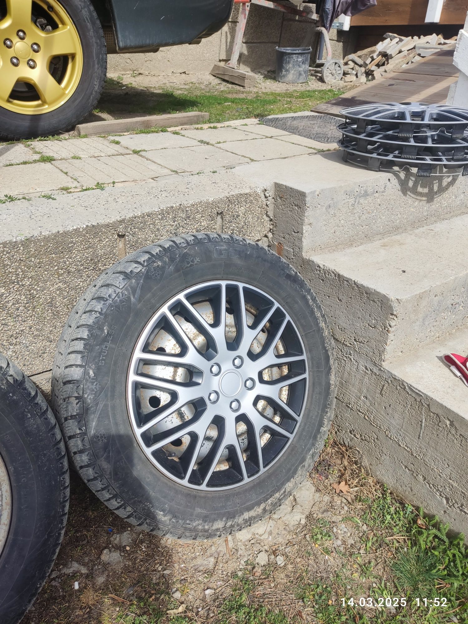 Продавам зимни гуми 215/60R16 с джанти и тасове – комплект 4 броя