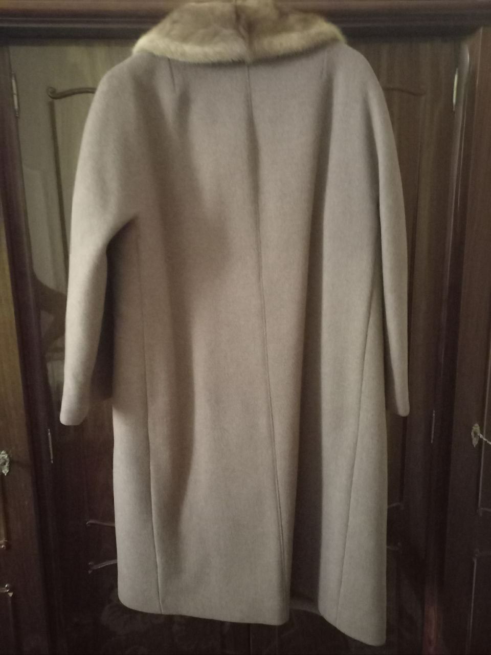 Шерстяное пальто с норковым воротником, находится в г.Фергана
