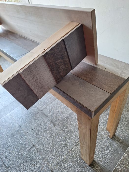 Маса с две пейки от естествено дърво