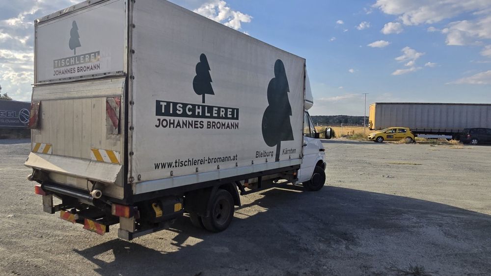 Продавам каросерията с падащия борд и спалното помещение