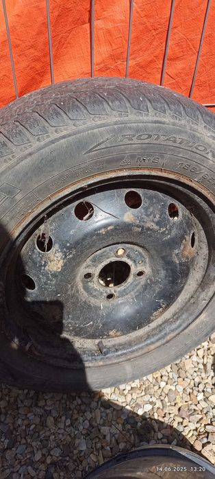Vând anvelope 2 buc Logan cu jante și 4 buc pentru duster