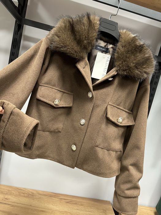 Късо палто с пухена яка два цвята