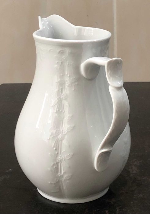 Ulcior din portelan alb model Dubarry , Kaiser Germany, anii `70.