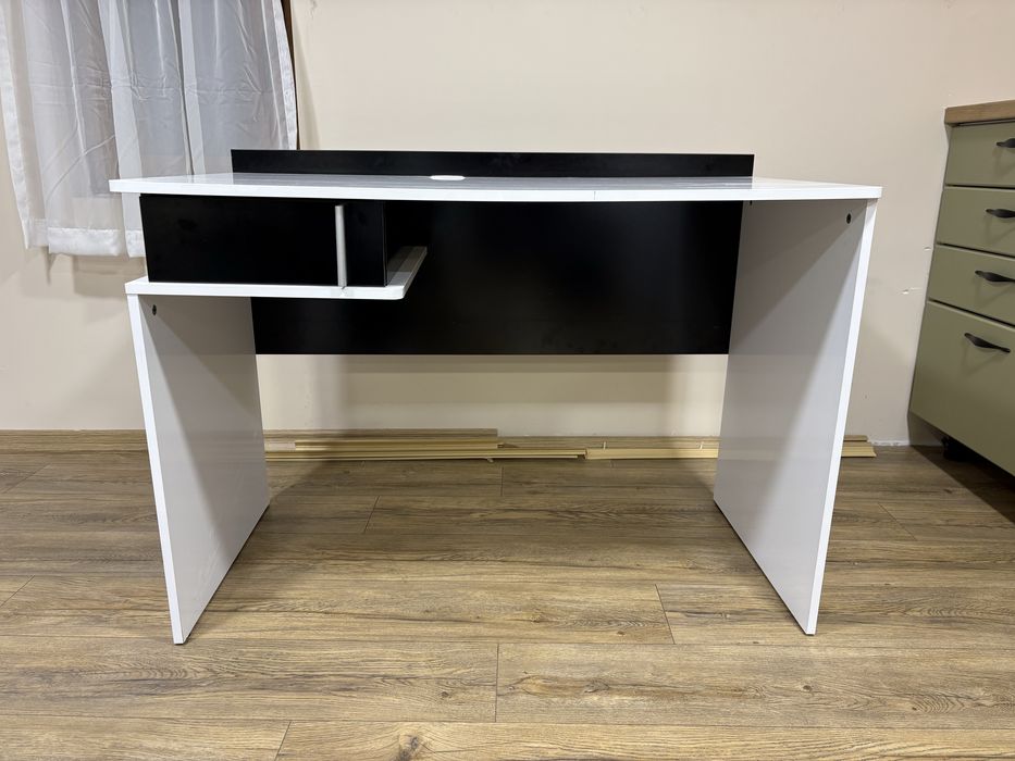 Бюро с два цвята