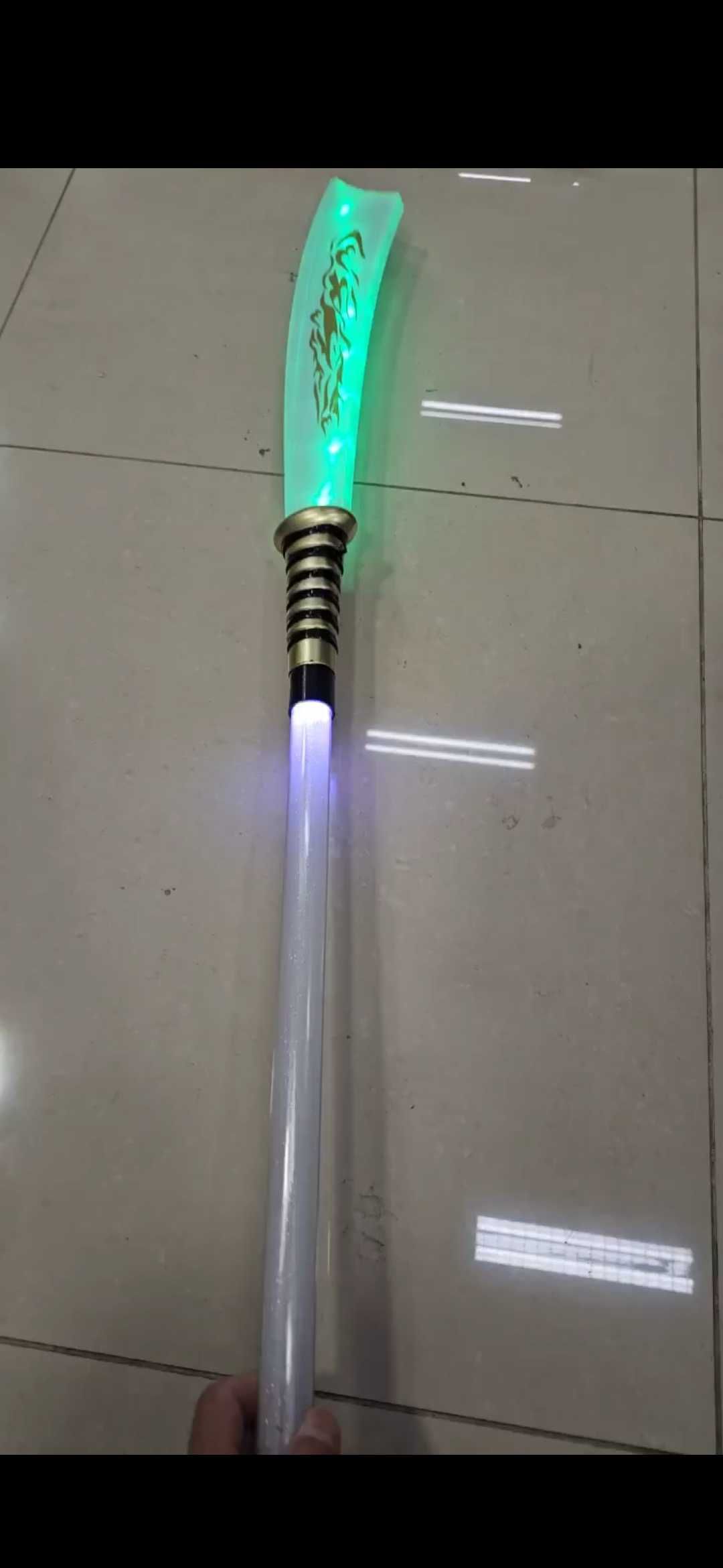Светещ детски LED меч със звукови ефекти.